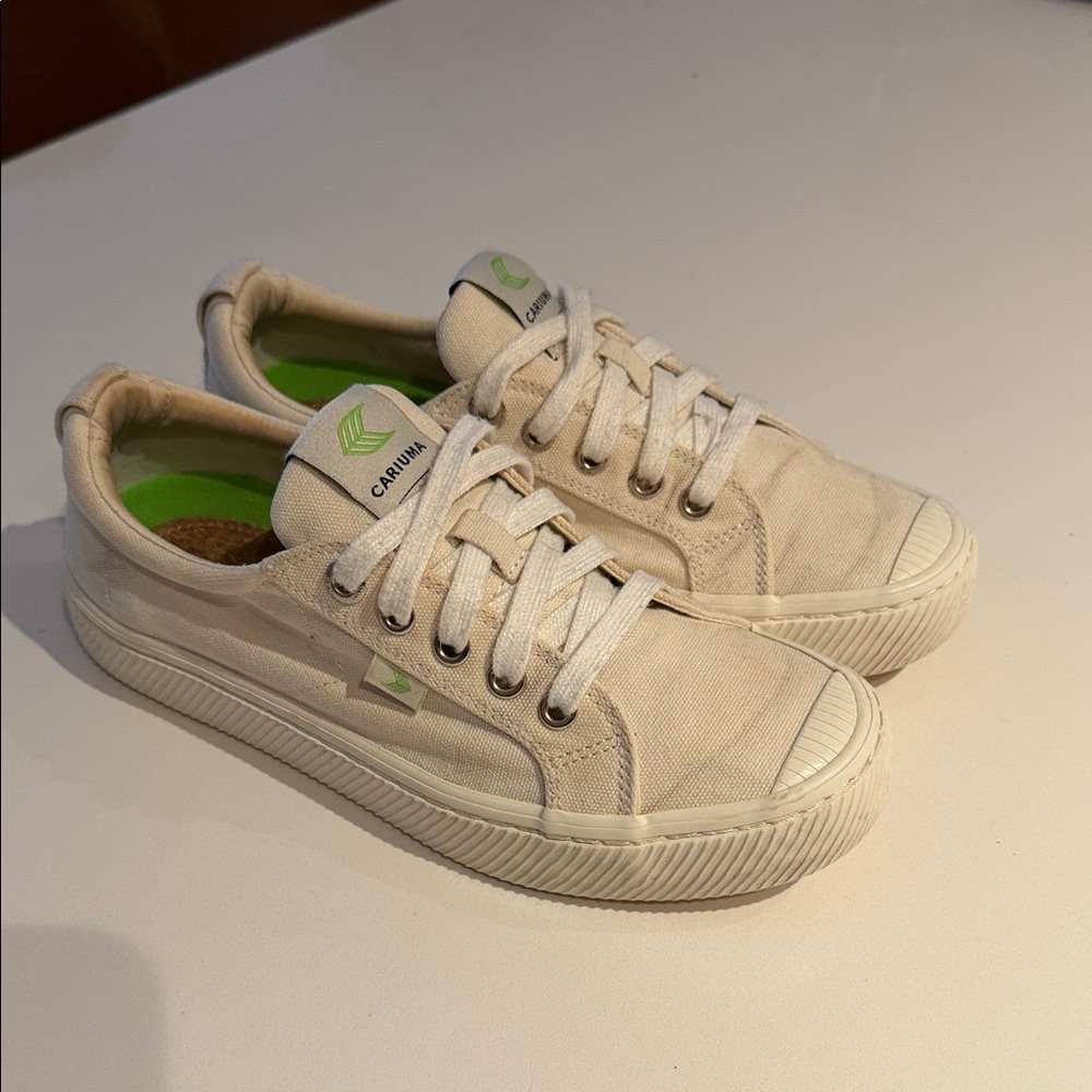 Cariuma Off-White Canvas Sneakers with Green Details